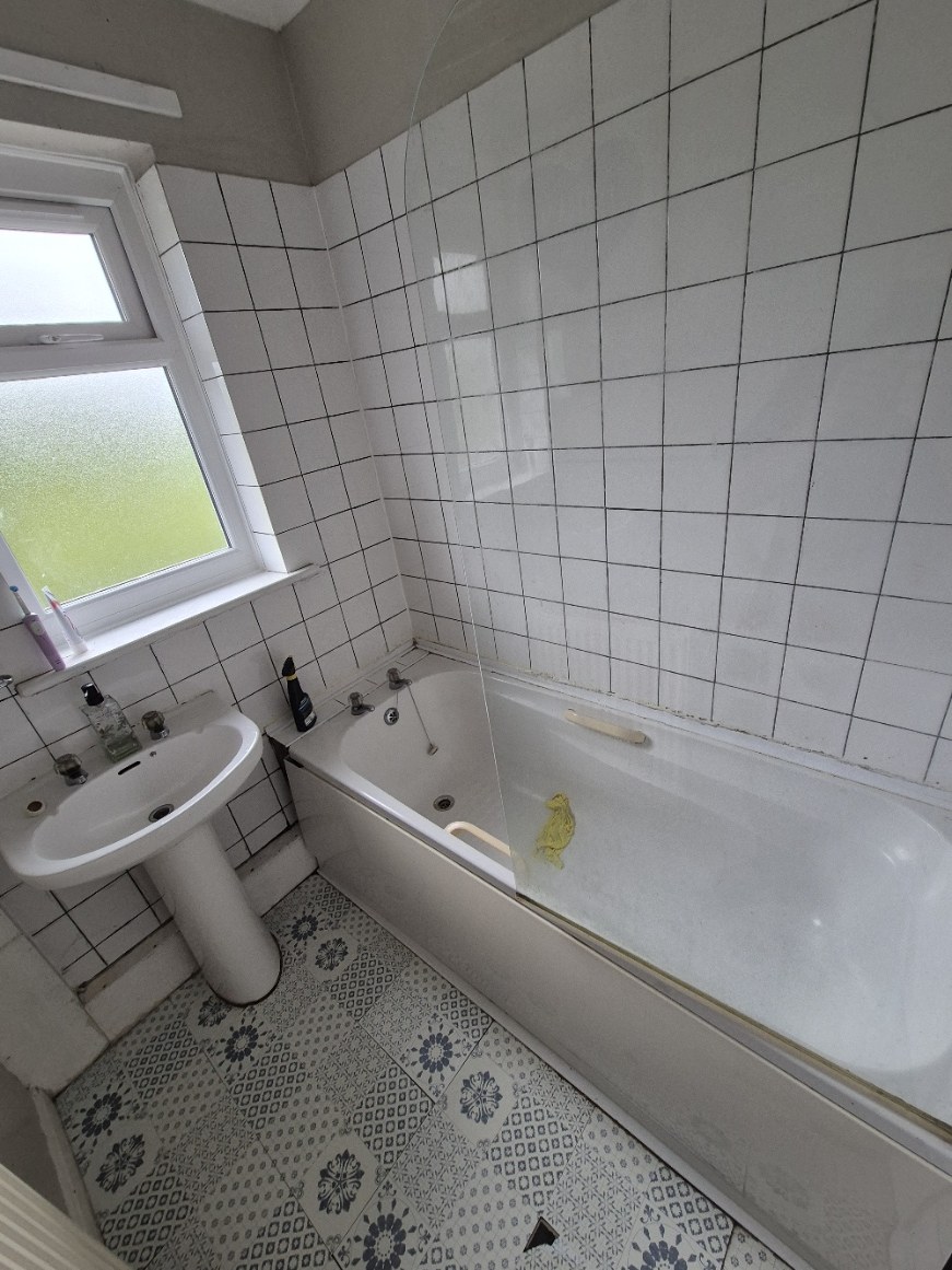 Original bath, basin and wall finishes before renovation